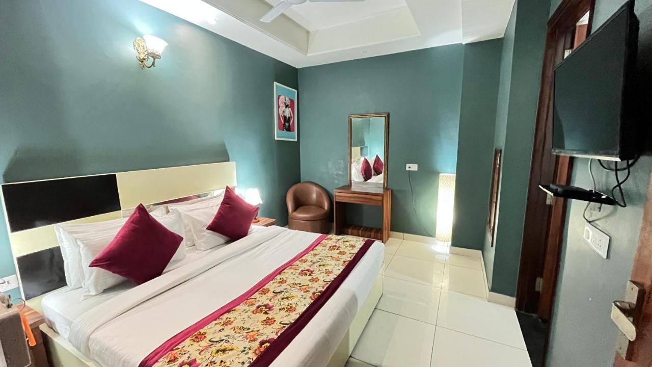 Qotel Hotel Church House Rohini Sector 15 Delhi  Extérieur photo