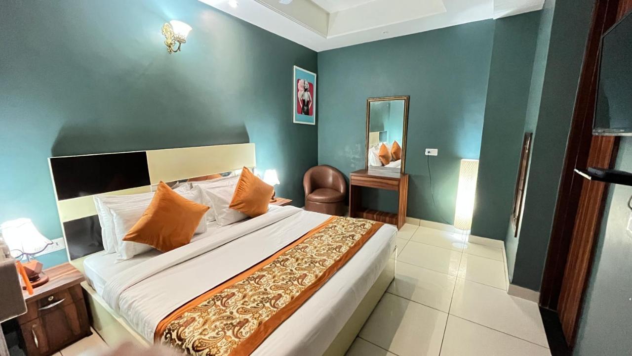 Qotel Hotel Church House Rohini Sector 15 Delhi  Extérieur photo